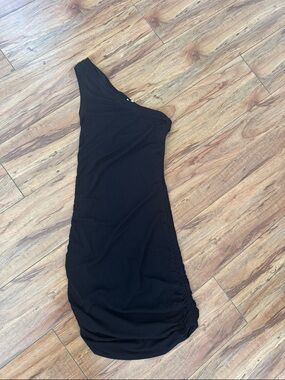 Good American Black One-Shoulder Ruched Midi Dress